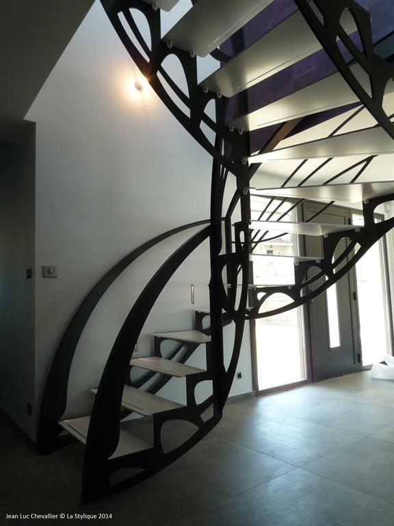 Cet escalier design double quart tournant inspiré des ailes d'un papillon