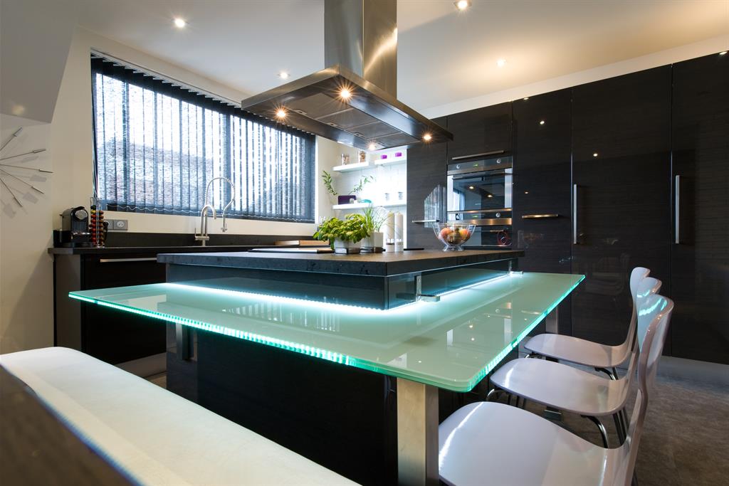 Une cuisine ouverte avec ruban LED  Cuisine moderne, Cuisines design,  Design de cuisine moderne
