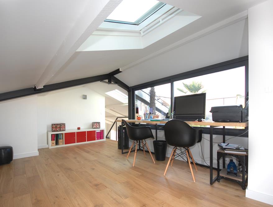 Bureau Moderne sous les toits 