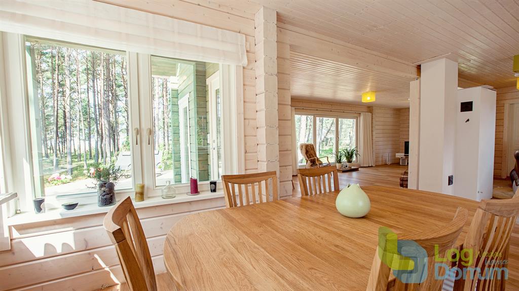 Salle à manger ouverte dans une maison en bois. Clarté et luminosité 