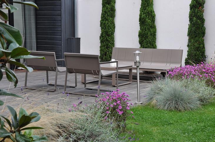 Jardin de ville paysagé avec salon de jardin design