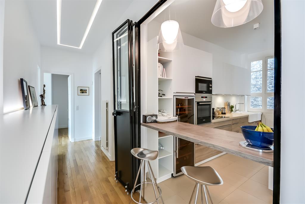 L'intégration de la cuisine contemporaine avec le reste de l'appartement haussmannien