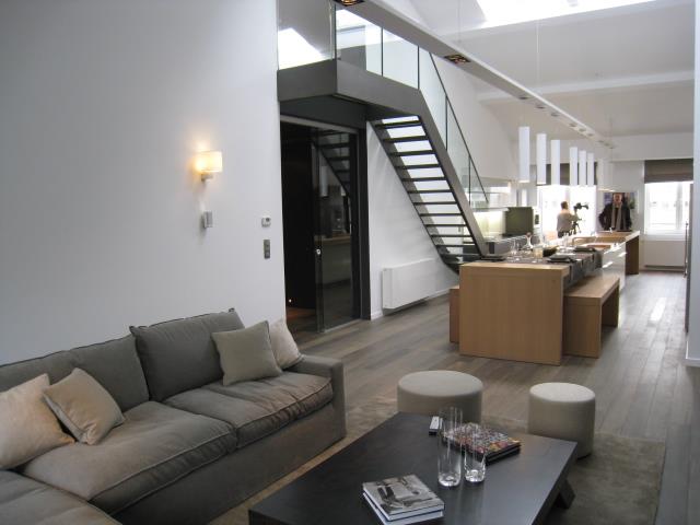 Pièce à vivre en longeur chaleureuse et lumineuse