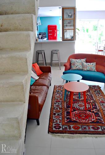 Le salon ouvert offre des tons colorés et de jolis