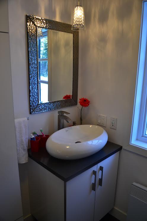 Salle de bain moderne blanche