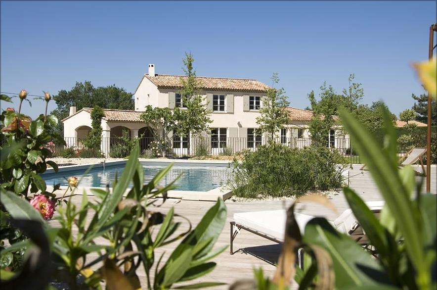 Cette maison provençale aux tons clairs offre un bel espace piscine