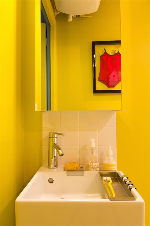 Salle d'eau colorée avec son coin lavabo