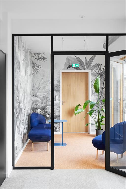 Salle d'attente, entrée avec séparation vitrée, papier peint mural jungle monochrome  