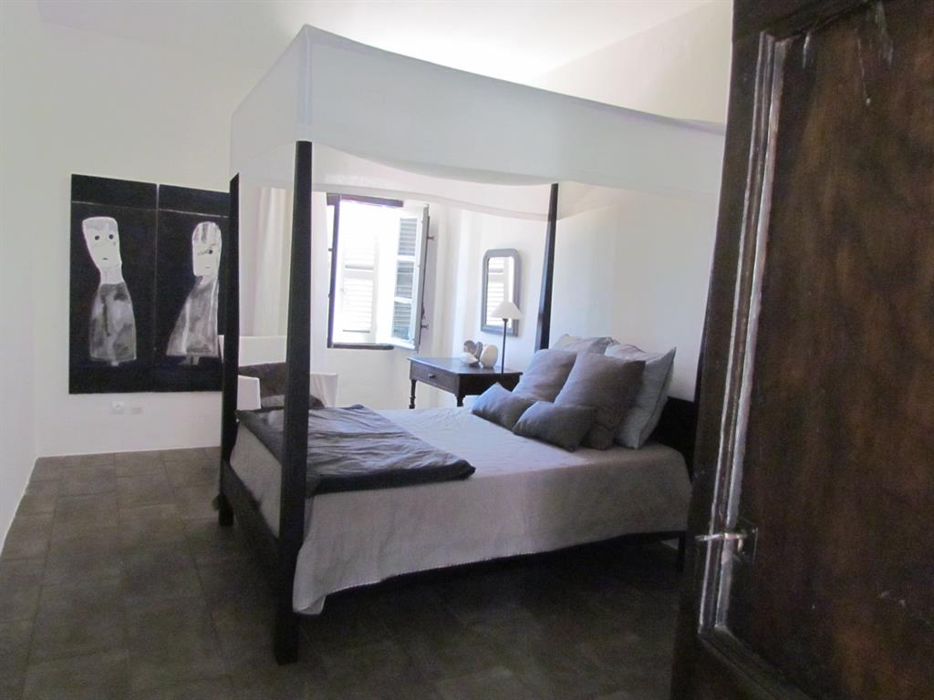Chambre classique aux tons clairs, gris, lin, blanc. Baldaquin 