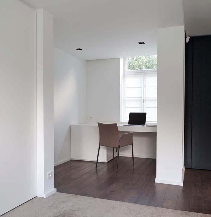 Coin bureau zen avec ses murs blancs et son parquet foncé