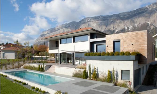 Villa à ossature bois avec piscine et terrasse