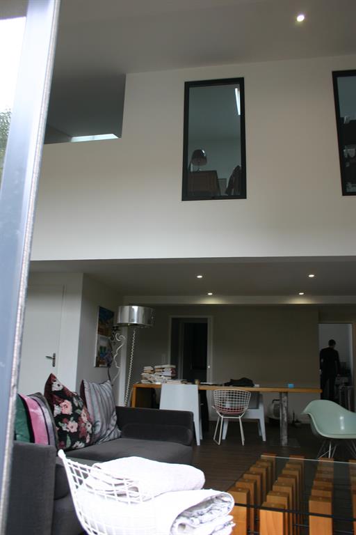 Vue de la mezzanine et du vide sur séjour
