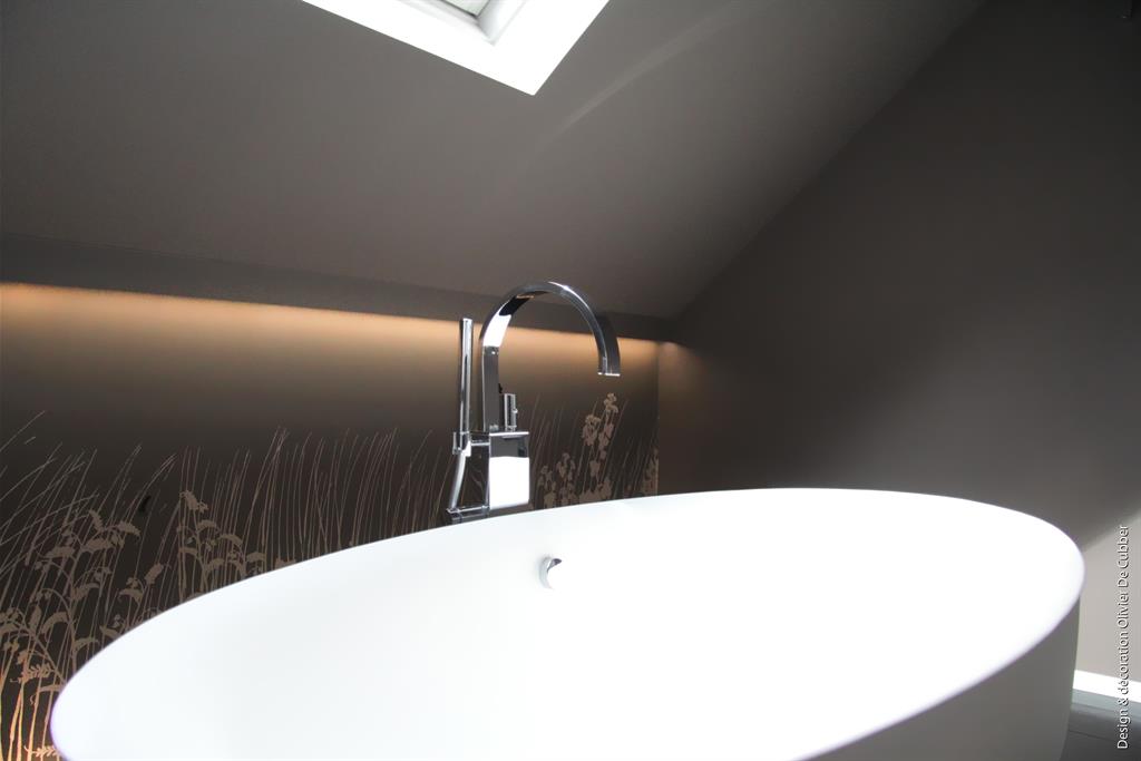 Baignoire îlot pour une salle de bain épurée sous les toits