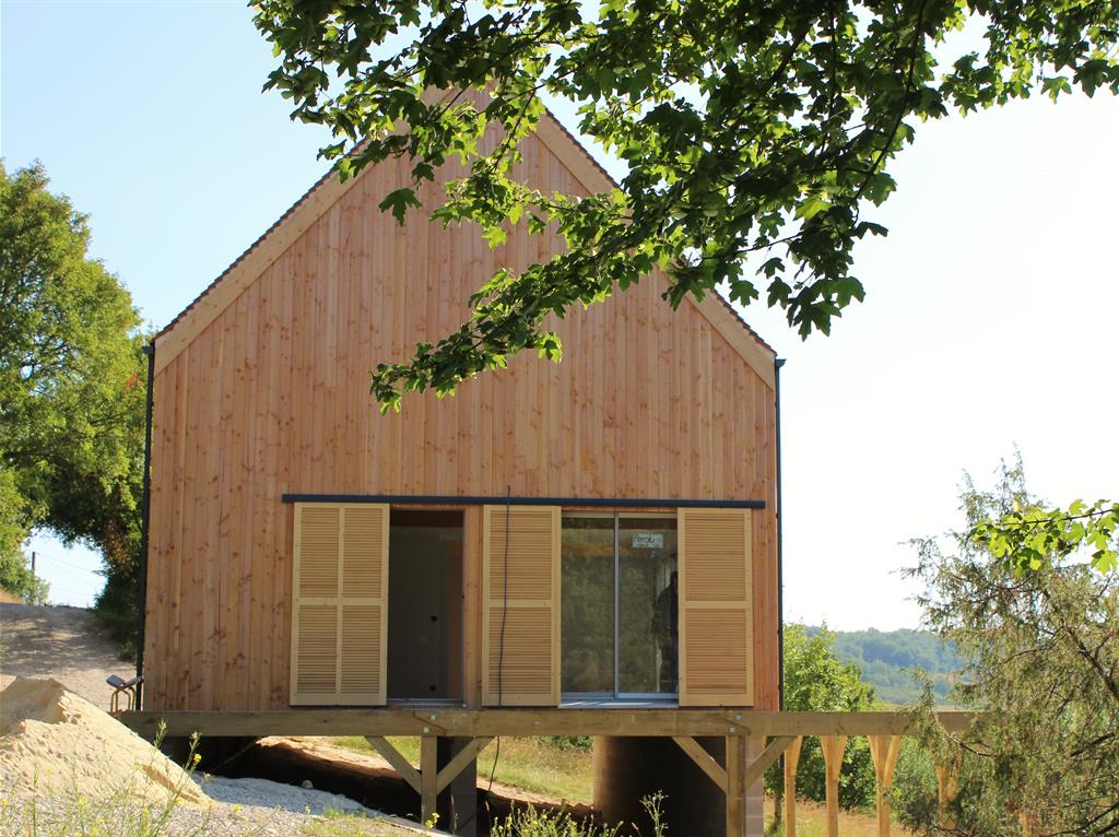 Maison en bois à flanc de colline