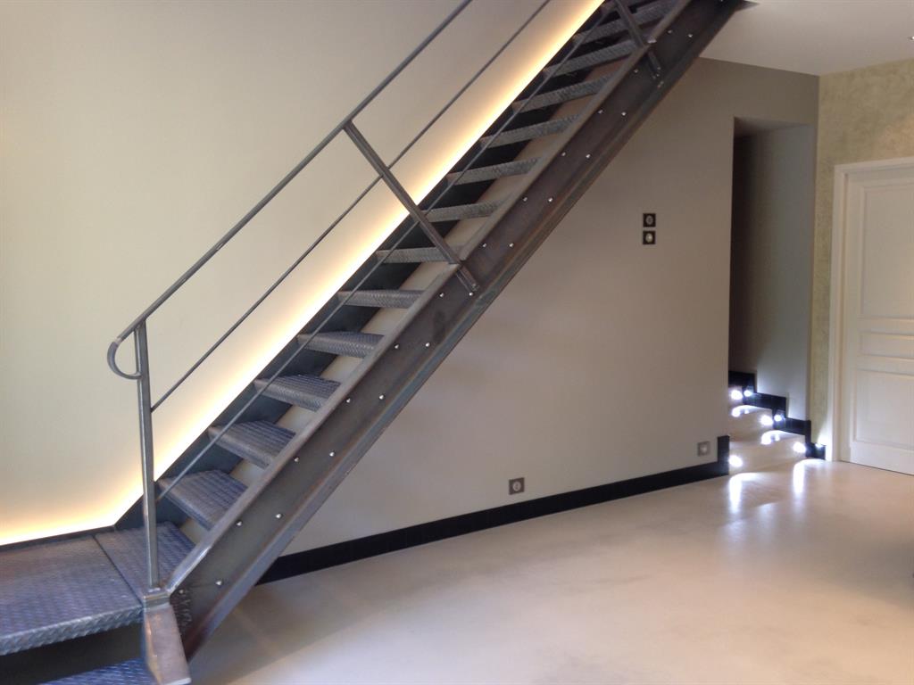 L’escalier a été entièrement dessiné dans l’esprit Eiffel des anciens paquebots 