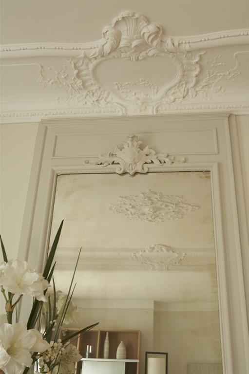 Rénovation et mise en valeur des moulures au plafond