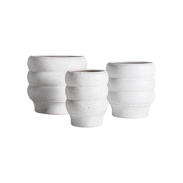 Ajoutez une touche d´élégance moderne à votre maison avec le cache-pot en céramique de couleur blanc cassé. Avec des dimensions de 43x43x40 cm, ce cache-pot est idéal pour les plantes ...