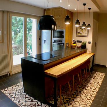 Cuisine bois, carreaux ciment, granite noir  Domozoom
