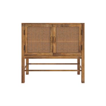 Description : Un seul meuble suffit pour créer une ambiance bohème. Avec le buffet Tiki 2 portes en cannage, votre salon bénéficiera d'une touche d'artisanat indien. L'alliance du manguier et du ...