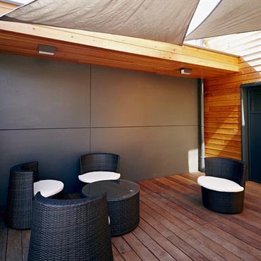 Pour profiter copieusement de votre terrasse cet été, misez sur une décoration confortable ! Chaises longues, canapés d’extérieur, gros coussins, ... Domozoom