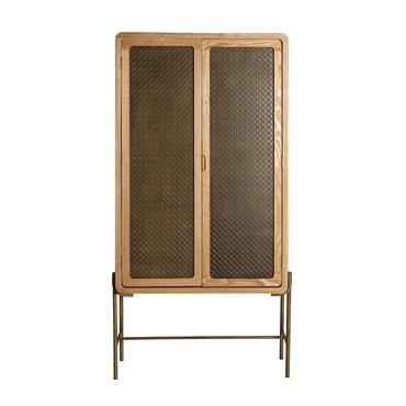 L'armoire Nevoy de Lastdeco marie avec équilibre le style et la chaleur en une seule pièce. Elle est conçue avec une structure en bois de pin de couleur marron clair, ...