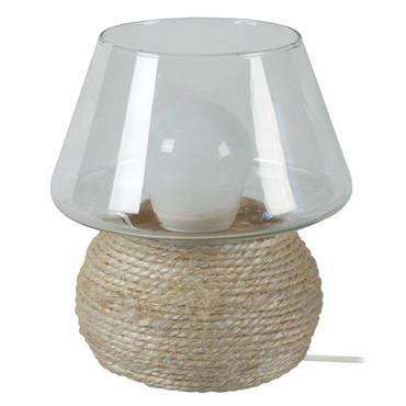 Le sisal, associé au verre, est l'alliance parfaite de matières organiques nobles et ancestrales. Le cordon en sisal, enroulé autour du pied en verre en forme de champignon, laissant le ...
