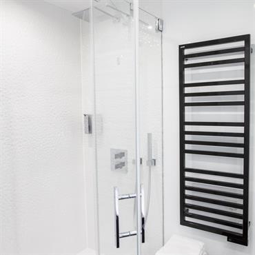 Rénovation et ameublement d'une salle de bain.  Domozoom