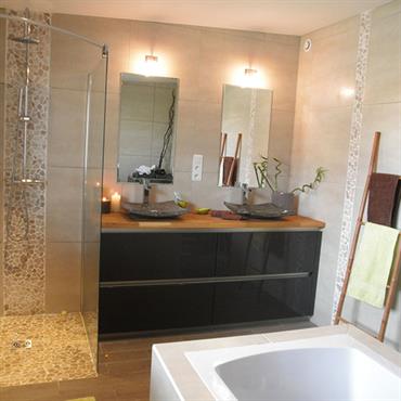 Salle de bain avec baignoire îlot et douche à l'italienne  Domozoom