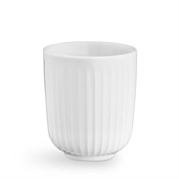 Elégant et dynamique, le gobelet Hammershøi s'intègre habilement dans la collection du même nom du fabricant danois Kähler Design. Cette collection extraordinaire et populaire a été conçue par le designer ...