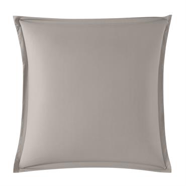 Cette taie de la collection INFLUENCE est à la fois intemporelle, douce et élégante. Composée en percale, 100% coton peigné avec un tissage serré de 80 fils/cm², vous allez adorer ...