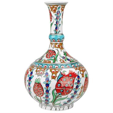 Les vases en céramique d'Iznik sont décorés de motifs orientaux peints sous glaçure. Tradition et Artisanat.  Domozoom
