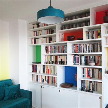 Agencement sur-mesure, décoration coloré pour un appartement neuf.  Domozoom