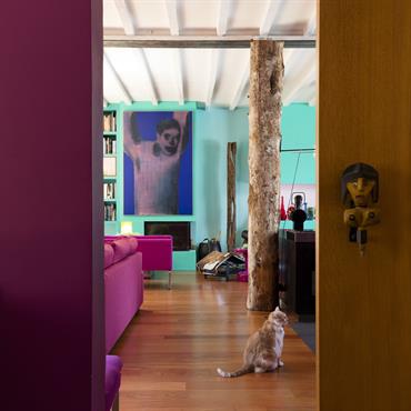 Pour ce loft, l’architecte a pris le parti de couleurs fortes, qui dispensent à l’espace un caractère onirique, aquatique et ... Domozoom