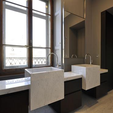 Matériau noble aux multiples facettes, le marbre a l'art de sublimer les salles de bains classiques autant qu’il ennoblit les ... Domozoom