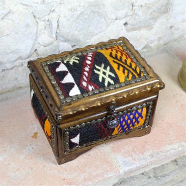 Ces jolies boîteset coffrets sont en bois de noyés et son décorés de kilim oriental. Travail artisanal !  Domozoom