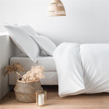 Cette collection luxueuse de très grande qualité vous propose une housse de couette en satin de coton égyptien 240 fils/cm2.Le tissage du coton longues fibres à bandes satinées de 1 ...