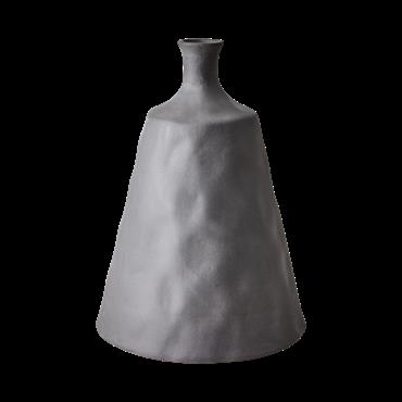 Dimensions: 19xH27 cm

Composition: céramique

Couleur: gris

Poids: 1,40 cm

Le Vase Gris en Céramique incarne l'élégance sobre et contemporaine, ajoutant une touche raffinée ... Domozoom