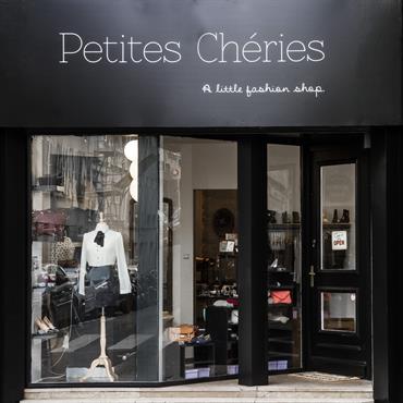 Une jolie boutique de prêt à porter féminin dans le 9ème à Paris, décorée par Les Murs ont des oreilles  Domozoom