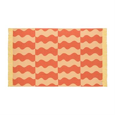 Une magnifique serviette de plage en coton au motif joyeux, fabriquée dans un textile doux et à pompons. Nugo est la compagne idéale des vacances ensoleillées, d'une excursion dominicale au ...