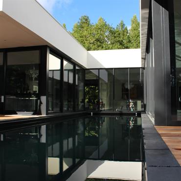 Maison contemporaine & minimaliste avec piscine  Domozoom