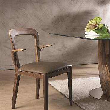 Le fauteuil Gaya sorti lors du Salon du Meuble de Milan en 2015 est disponible en noyer massif et cuir, ... Domozoom