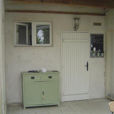 Fermeture et aménagement d'un passage entre une maison charentaise et ses dépendances.

Bien qu'il soit couvert, ce passage était exposé au ... Domozoom