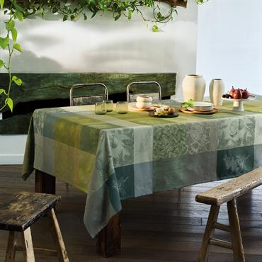Nappe 100% coton damassé (jacquard) fabriquée en France à Gérardmer. Linge des Vosges. Matière : 100% coton peigné. Couleur dominante : mousse. Taille (largeur x longueur) : 180x180. Traitement : ...