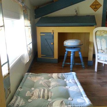 Totalement réalisée à partir d'éléments chinés, cette chambre d'enfant constituait de part sa surface (minuscule) et sa forme mansardée, un ... Domozoom