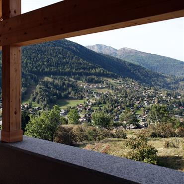 Un chalet contemporain surplombant une vue imprenable sur un paysage intacte au coeur de la vallée de Saint-Luc en Suisse.

Utilisation ... Domozoom