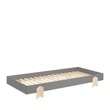 L’heure du coucher a sonné avec le lit enfant 1 place Cotinga. Avec des dimensions de matelas (non inclus) de 90x200cm, ce lit sera ravi d’accueillir pour une sieste ou une ...
