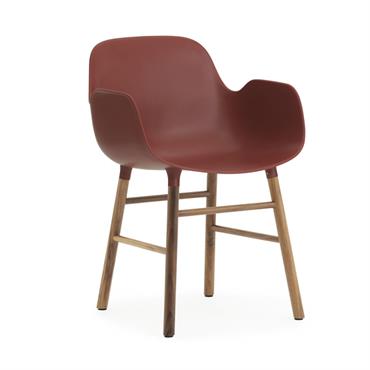 Chaise avec accoudoirs en noyer naturel et pp rouge Form - Normann Copenhagen