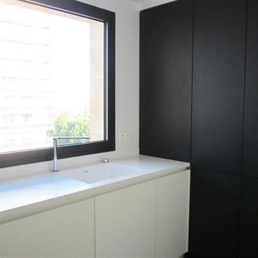 Rénovation d'une cuisine et d'une grande pièce a vivre dans un style très contemporain noir et blanc.  Domozoom
