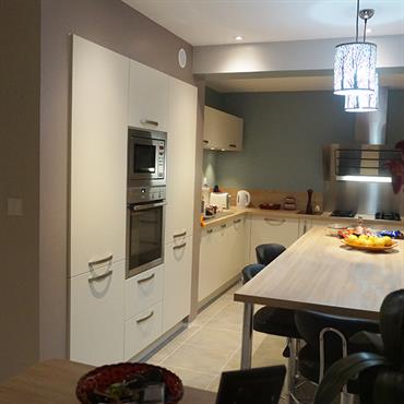 Cuisine moderne blanc bois et gris  Domozoom