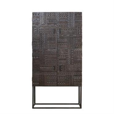 Vitrine en bois de manguier massif, a un détail d'un hiéroglyphe sculpté à la main sur les portes. les pieds et les poignées sont en fer laqué noir. comprend des ...